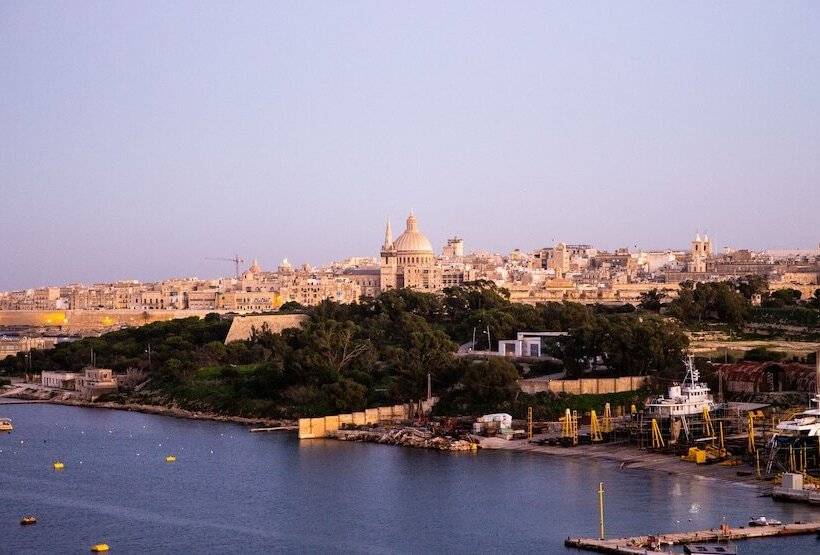 115 The Strand Hotel By Neu Collective