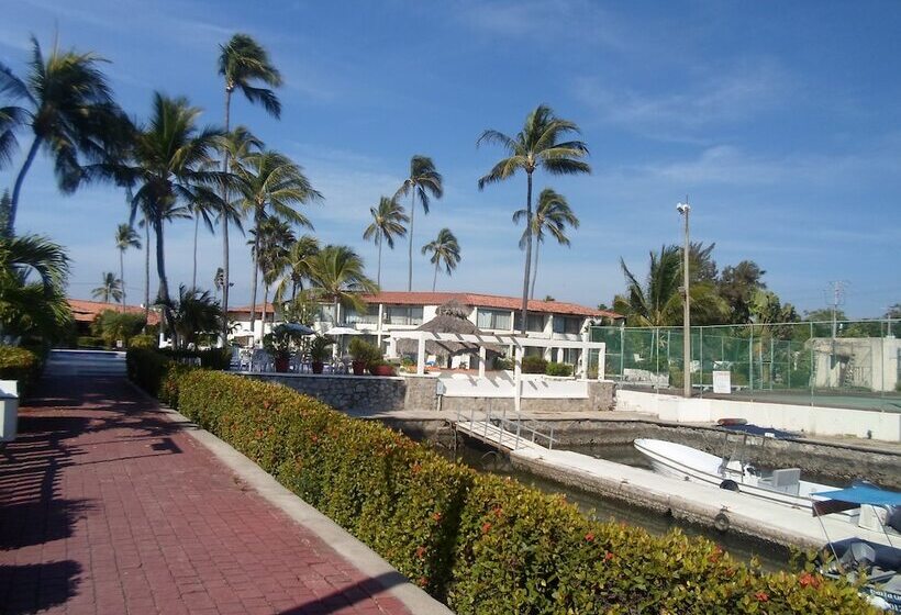 Cabo Blanco Hotel And Marina