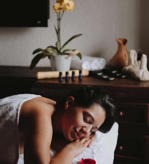 Отель Docecuartos