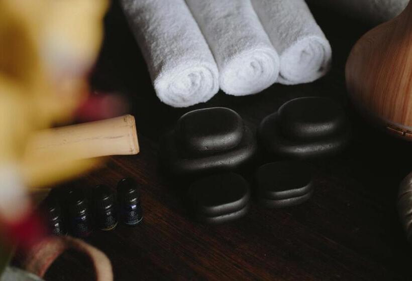 Отель Docecuartos