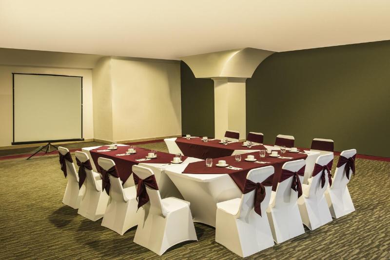 Отель Plaza Génova Centro