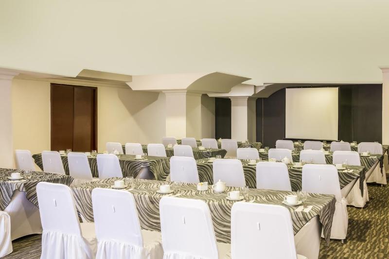 Отель Plaza Génova Centro