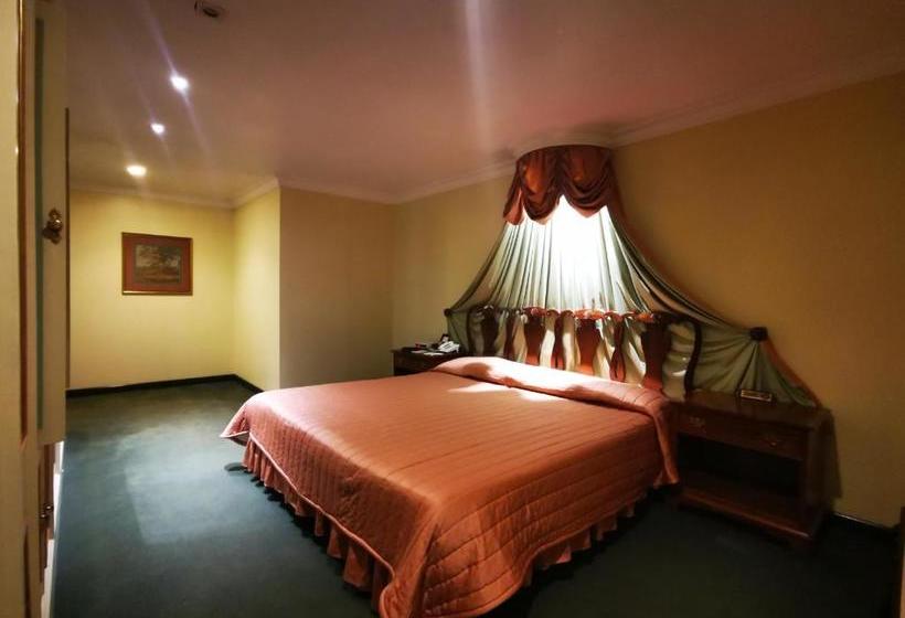 Отель Capital O La Estancia