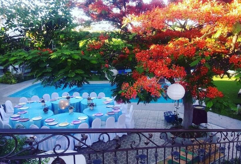 هتل Medrano Temáticas And Business Rooms Aguascalientes