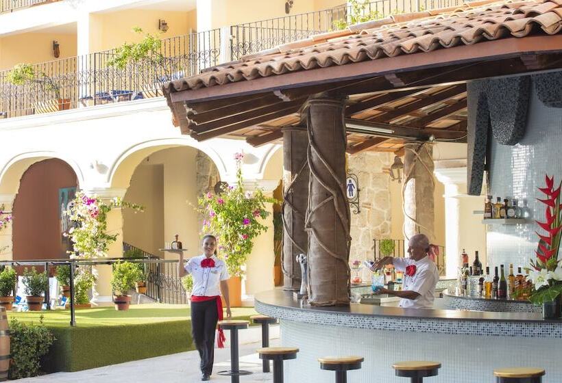 酒店 Playa Los Arcos Beach Resort