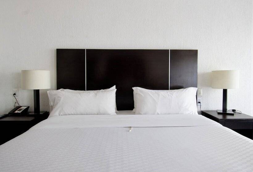 Отель Plaza Génova Centro