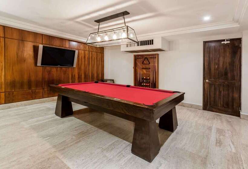 酒店 Ramada Plaza By Wyndham Leon