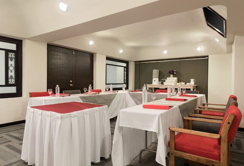 酒店 Ramada Plaza By Wyndham Leon