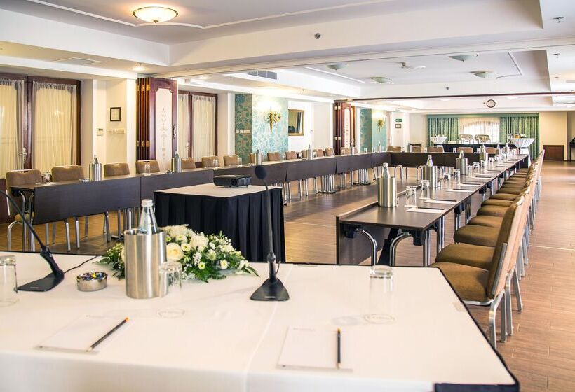 هتل Ax The Victoria