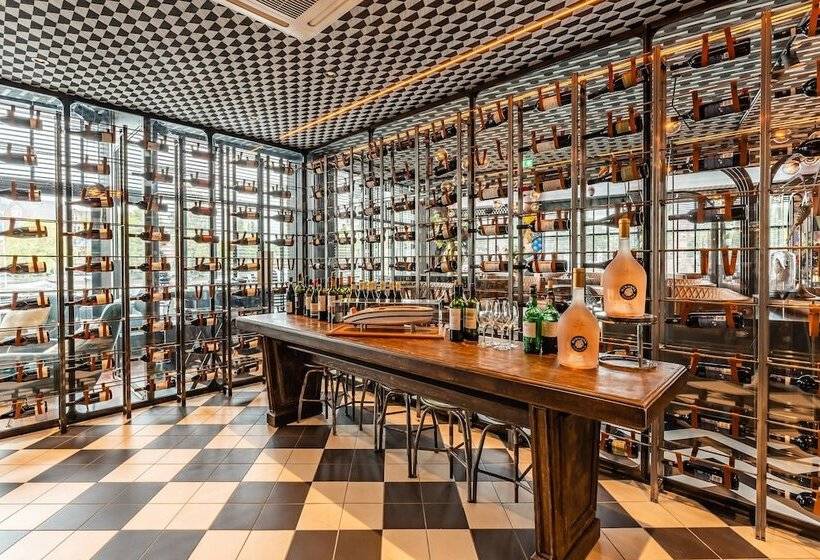 Apollo Hotel Amsterdam, A Tribute Portfolio