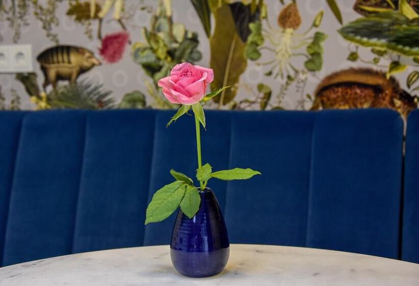 هتل Asterisk, A Family Run