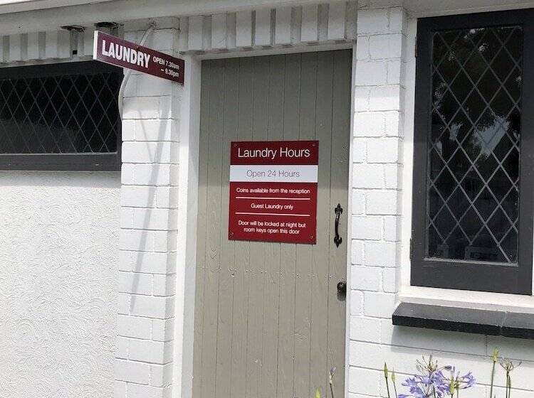 هتل Camelot Motor Lodge