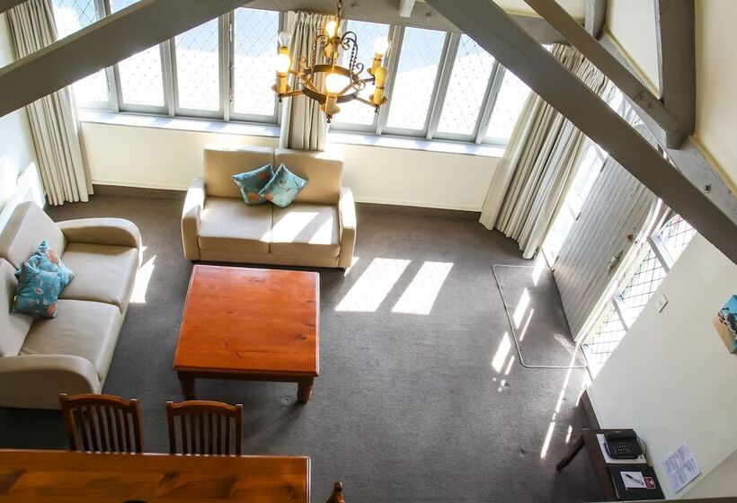 هتل Camelot Motor Lodge