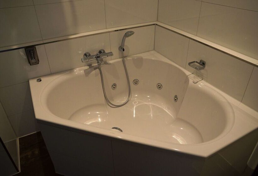 هتل Golden Tulip West Ende