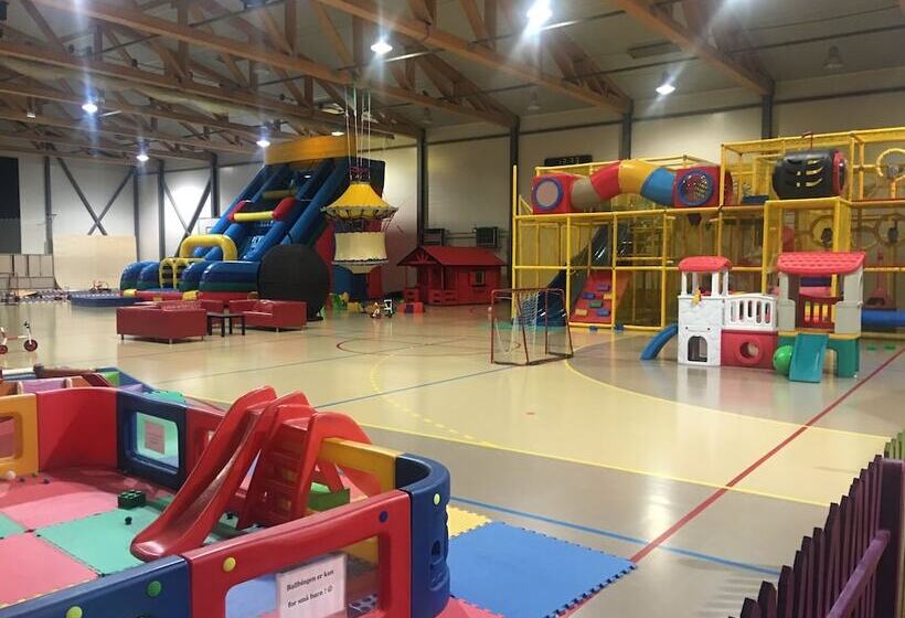 Vesterland Feriepark Hytter, Hotell Og Leikeland