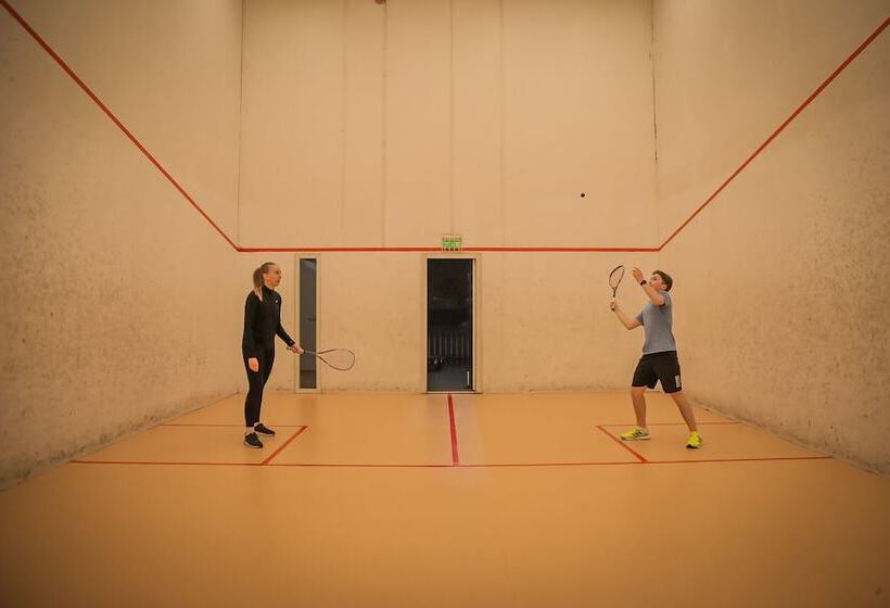 Vesterland Feriepark Hytter, Hotell Og Leikeland