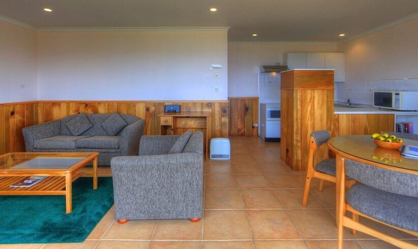 Islander Lodge Apartments