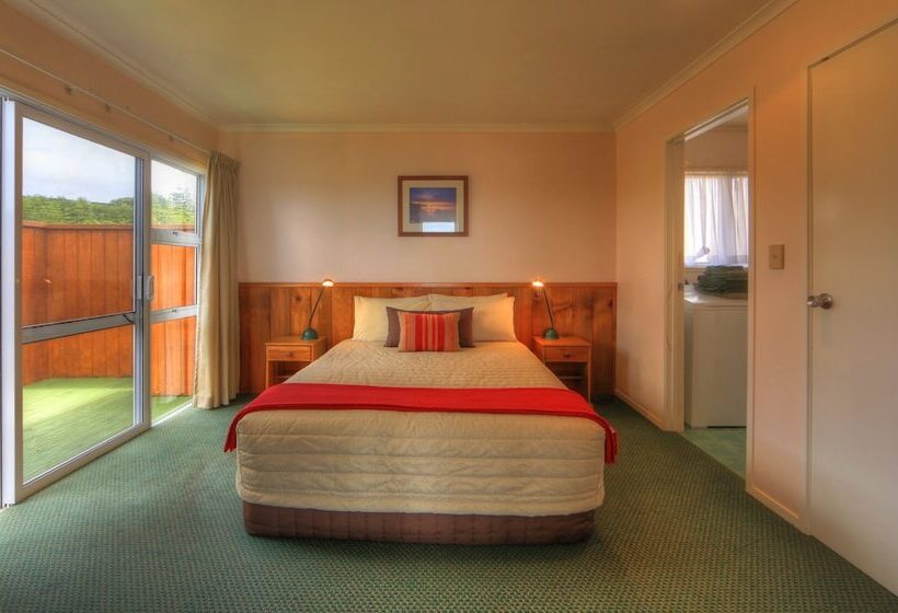 Islander Lodge Apartments