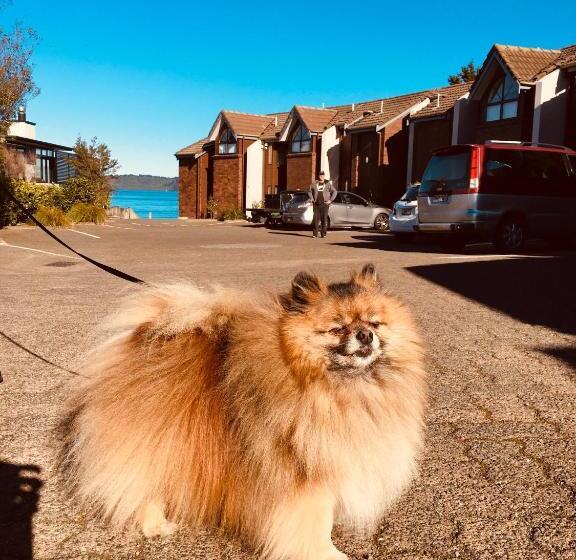 Cascades Lakefront Motel