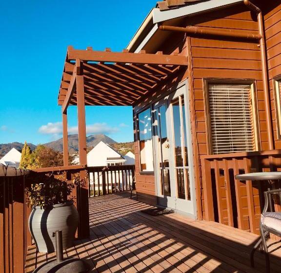 Cascades Lakefront Motel