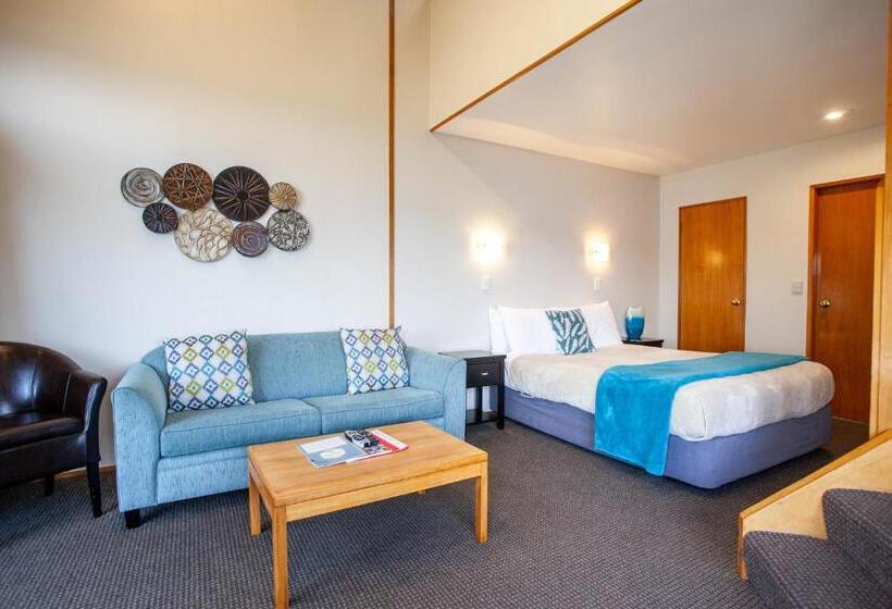 Cascades Lakefront Motel