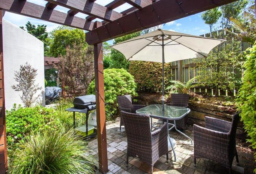 Cascades Lakefront Motel