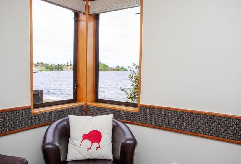 Cascades Lakefront Motel