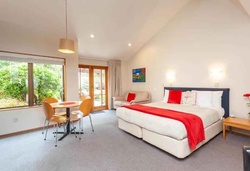 Cascades Lakefront Motel