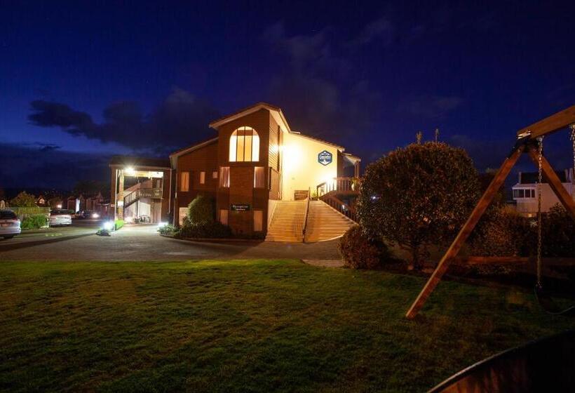 Cascades Lakefront Motel