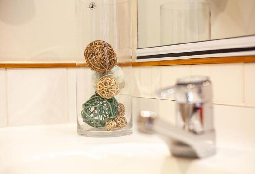 Cascades Lakefront Motel