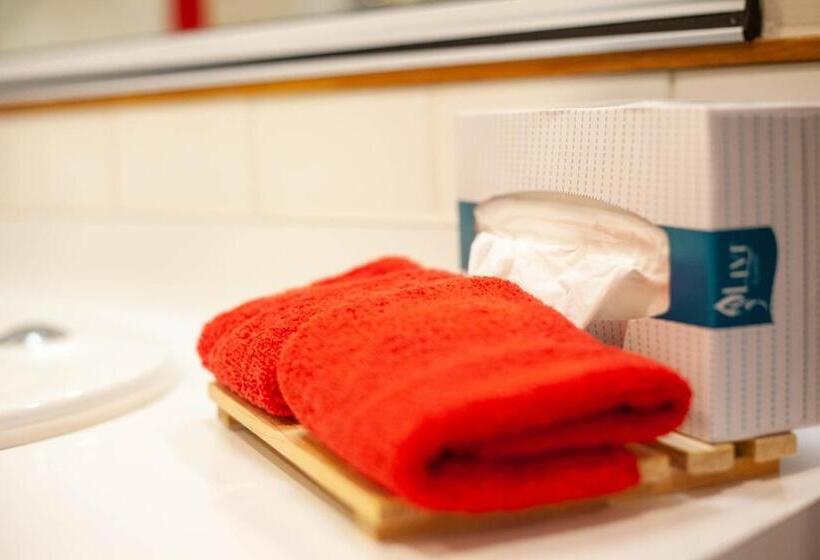 Cascades Lakefront Motel