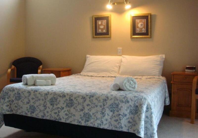 Colonial House Motel