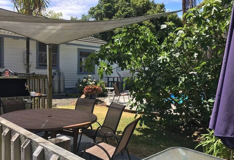 Colonial House Motel