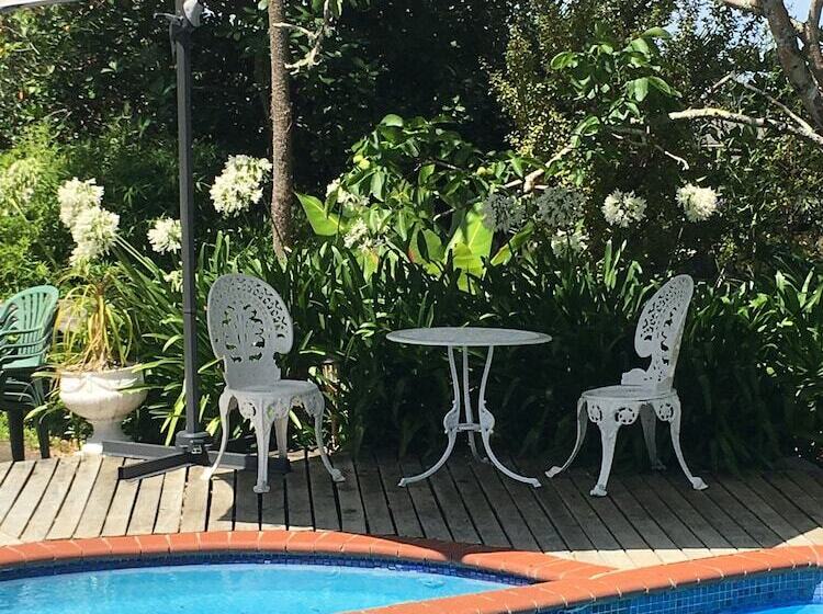 Colonial House Motel