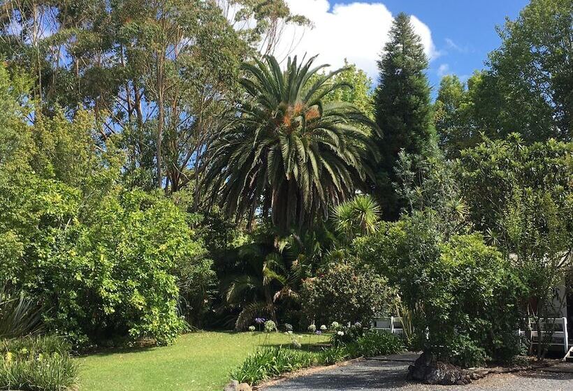 Colonial House Motel