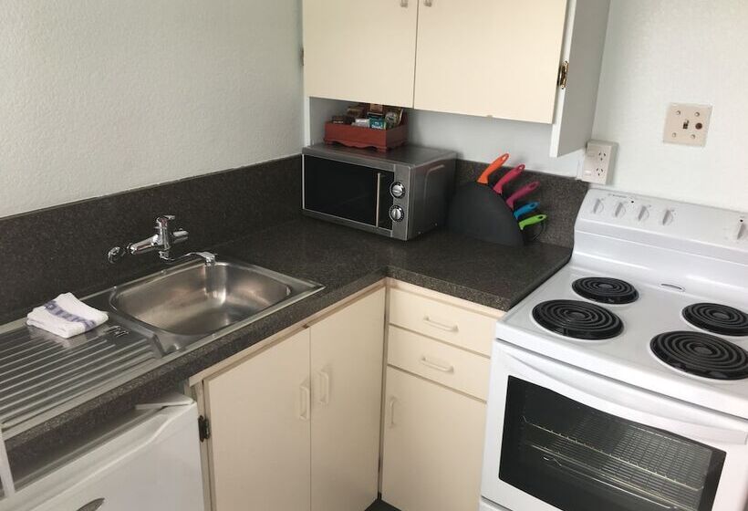 Courtesy Court Motel