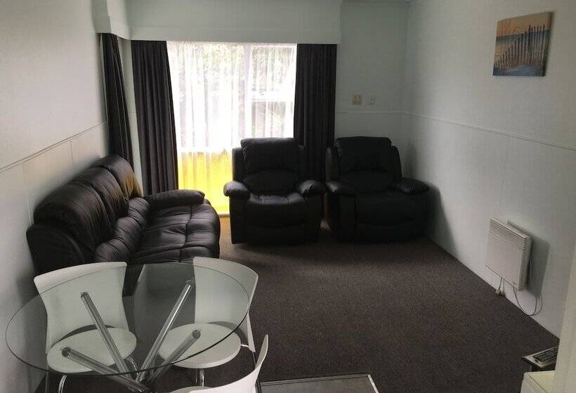 Courtesy Court Motel