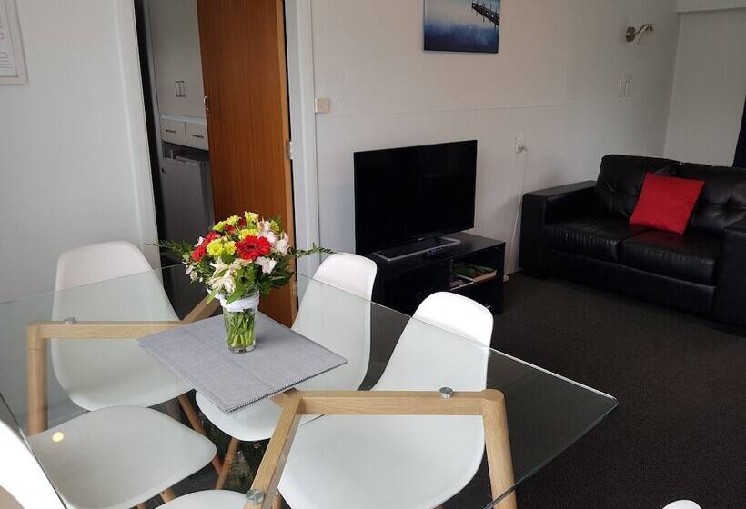 Courtesy Court Motel