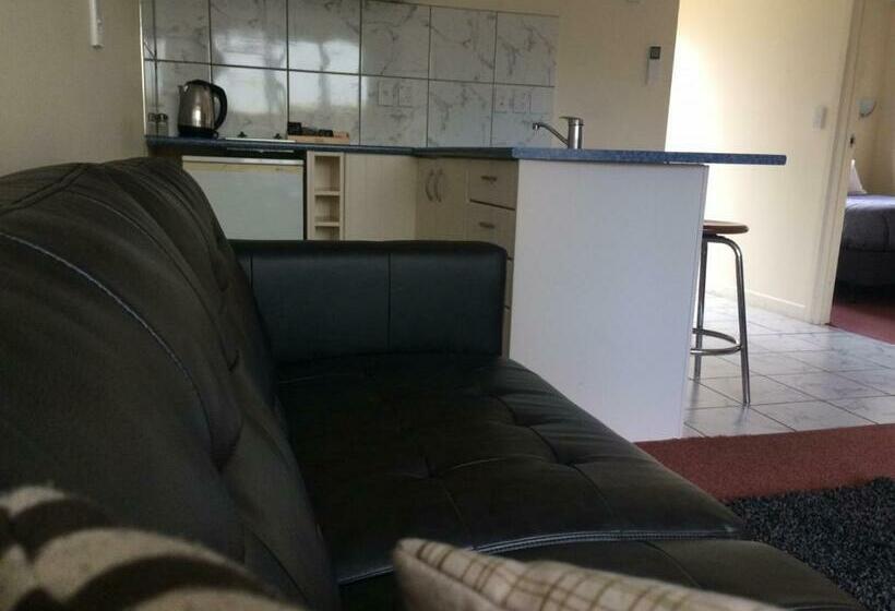 Отель Aaron Court Motor Inn