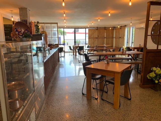 Отель Aaron Court Motor Inn