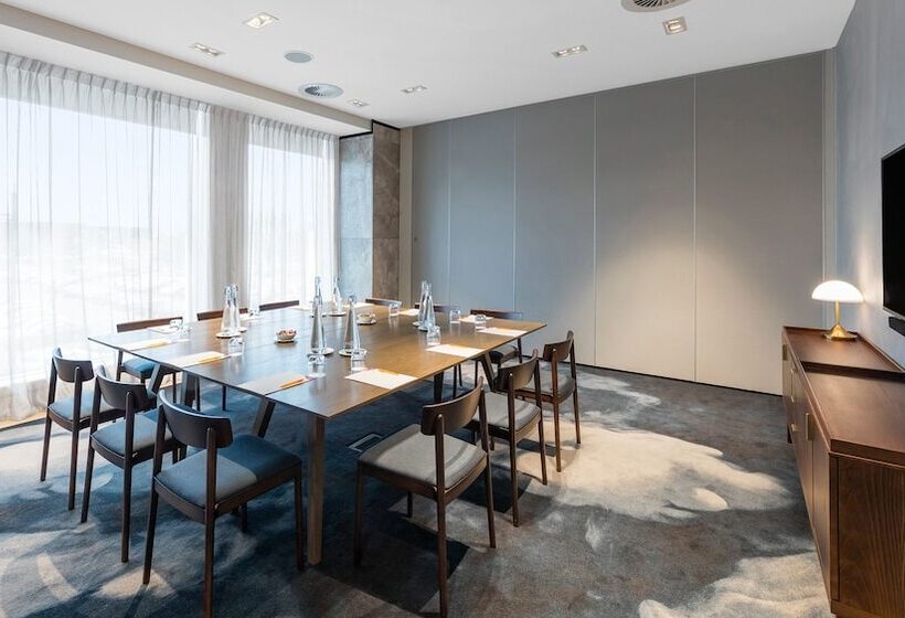 Отель Crowne Plaza Christchurch, An Ihg