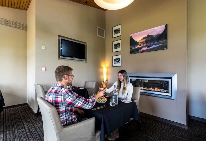 Distinction Te Anau Hotel & Villas