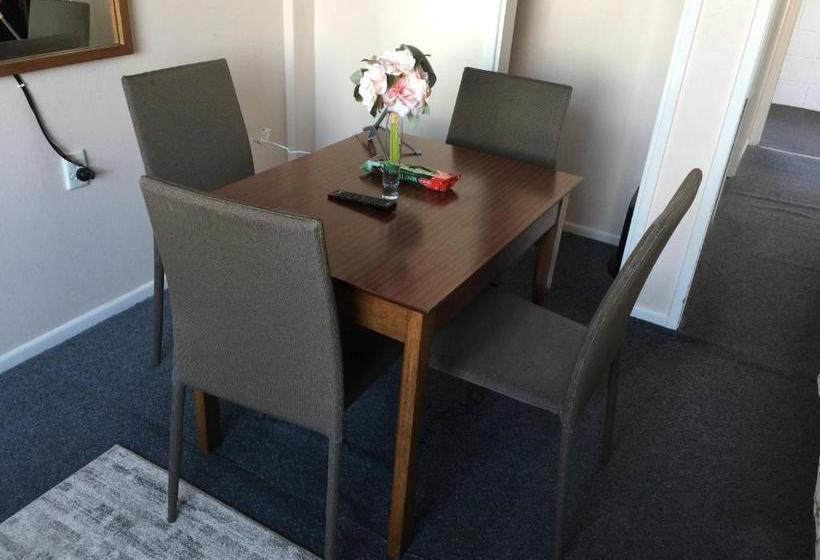 فندق Mid City Motor Lodge