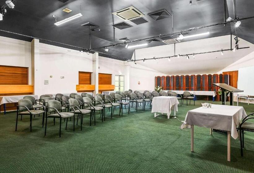 Отель The Angus