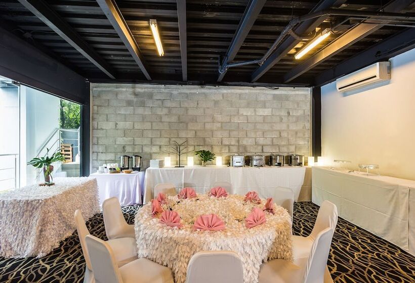 Отель Riande Urban