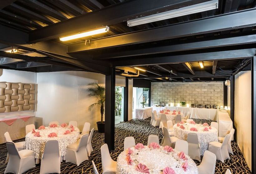 Отель Riande Urban