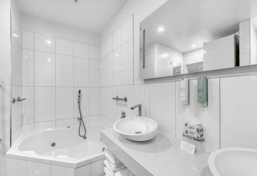 בית מלון כפרי Tides