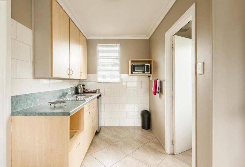 Manuka Crescent Motel