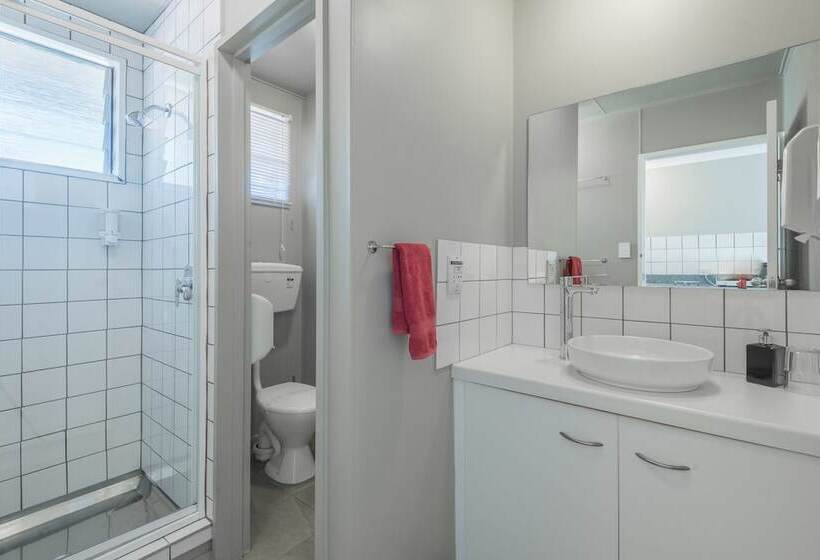 Manuka Crescent Motel