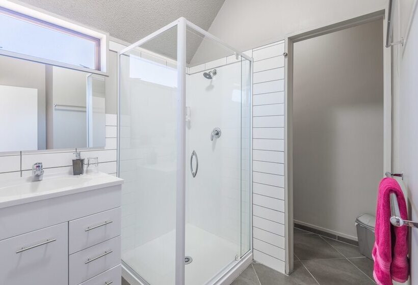 Manuka Crescent Motel